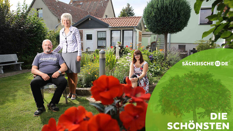 Steffen und Petra Kupke sowie Tochter Sandra Becker verbringen viel Zeit im Garten hinterm Haus in Räckelwitz. In über 30 Jahren hat sich der Garten immer wieder verändert.