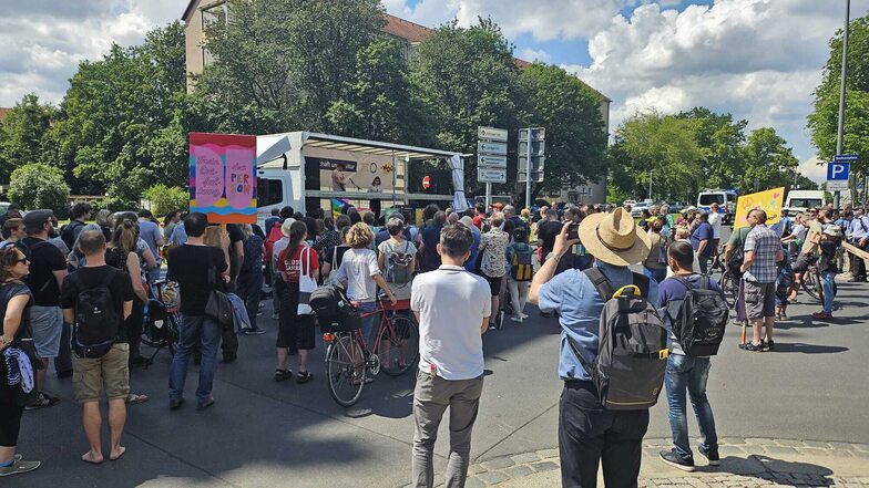 Auch am Sachsenplatz haben sich gegen 14 Uhr bereits Dutzende Demonstranten versammelt.
