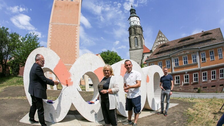 OB Roland Dantz, Sieglinde Kernchen, Leiterin des Bao Schulungszentrums Kamenz, Projektkoordinator Maik Fabisch und David Kliemann vom Stadtmarketing (v.l.) freuen sich über die besondere Werbung fürs Stadtjubiläum.