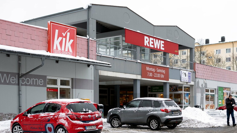 Das Rewe-Einkaufscenter an der Maxim-Gorki-Straße in Neustadt zieht im Frühjahr um, ebenso der Discounter Kik.
