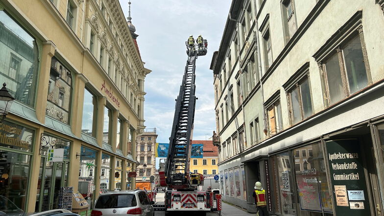 Feuerwehreinsatz an der Steinstraße in Görlitz: Von zwei Gebäuden drohten Dachziegel herunter zu fallen.