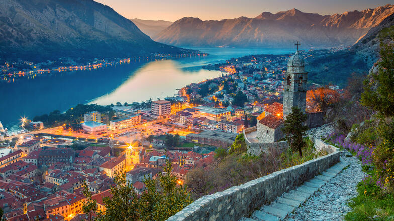 Genießen Sie den Sonnenuntergang in Kotor, Montenegro.