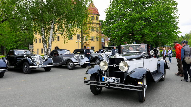 24 Automobilfreunde mit ihren Horch-Fahrzeugen treffen sich dieses Wochenende in Althörnitz.