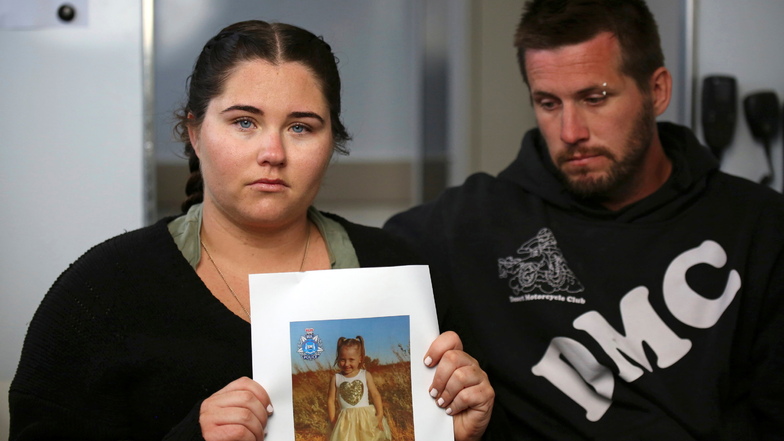 Ellie Smith (l) und ihr Partner Jake Gliddon zeigen ein Foto ihrer vermissten Tochter Cleo.