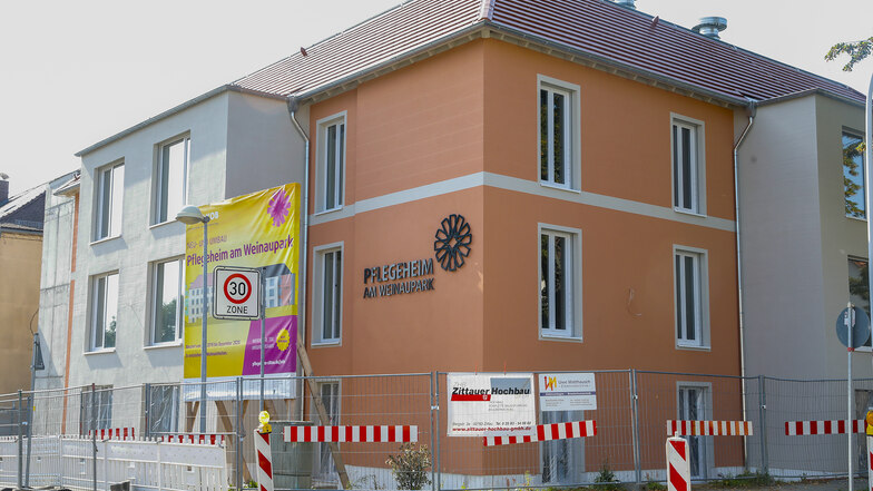 Der Neubau des Pflegeheims am Weinaupark ist von außen fast fertig.