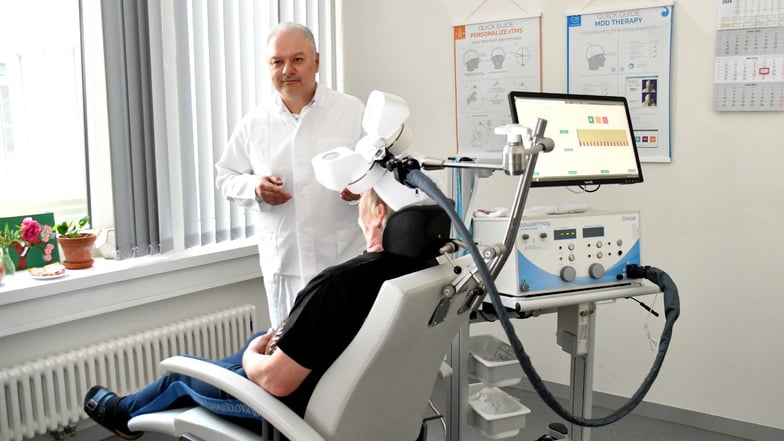 Der Mediziner Lachezar Ivanov behandelt einen Patienten mit  der Repetitiven transkraniellen Magnetstimulation (rTMS) gegen Depression.