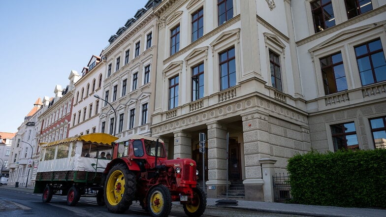 Angekommen: Der Traktor mit Kremser vor dem Joliot-Curie-Gymnasium in Görlitz.