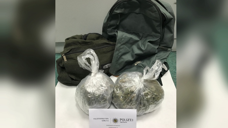 Diese zwei Tüten mit Marihuana hat die Polizei im Rucksack finden können.