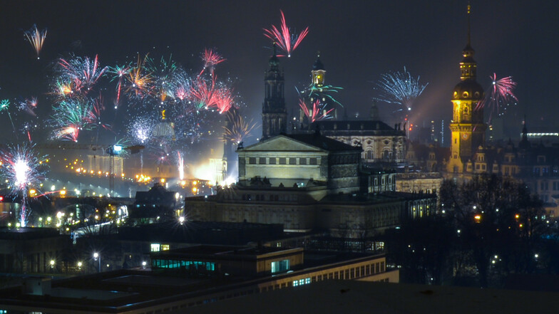 Wenn das Feuerwerk zu Mitternacht die Silhouette der Stadt erhellt, wollen viele Dresdner gute Sicht darauf haben.