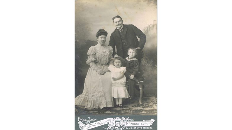 Familienbild, fotografiert um 1910 in Königstein: Darauf zu sehen sind Markus Zeibigs Urgroßeltern Meta und Walter Zeibig mit ihren Kindern Alexander und Ilse, die wiederum der Opa und die Großtante von Markus Zeibig sind.