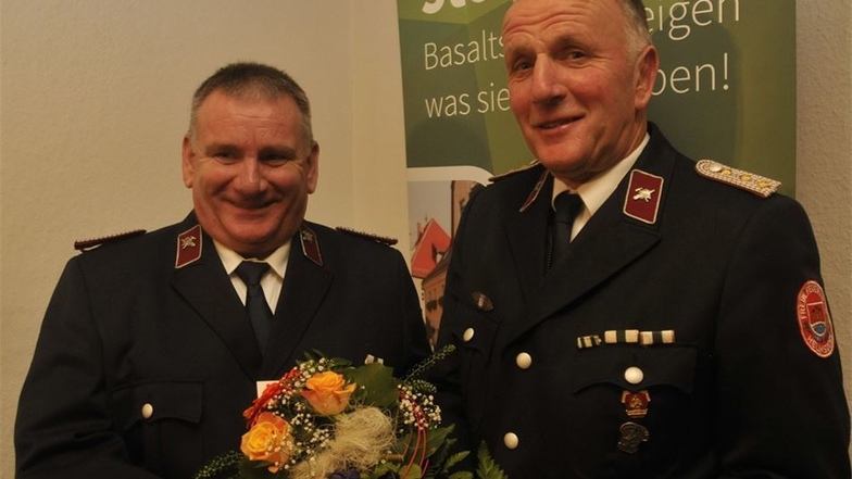 Natürlich durften auch die Ehrungen nicht fehlen. So wurden Detlef Hartig (oben links) und Wildfried Kretschmer zum Brandinspektor befördert.