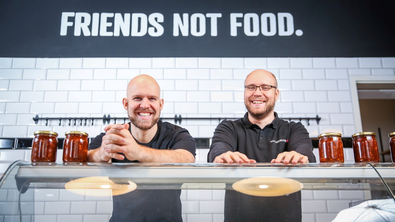 Nils Steiger (l) und Martin Langer von der "Veganen Fleischerei" in der Dresdner Neustadt können sich zur Eröffnung nicht über zu wenige Kunden beschweren.