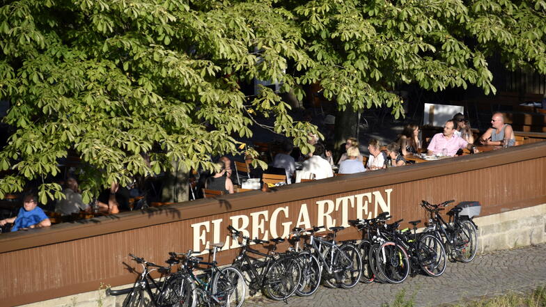 Beliebte Einkehr für Radfahrer: Unter alten Kastanienbäumen finden im Elbegarten rund 500 Gäste Platz.
