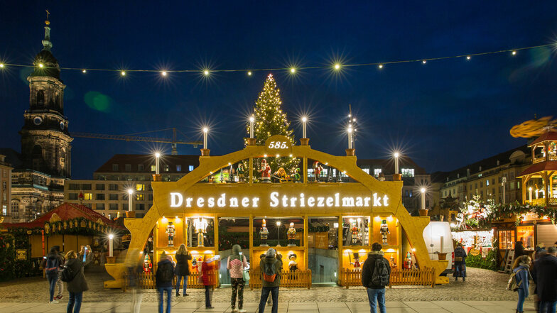 Der Dresdner Striezelmarkt hat am Freitag seine Beleuchtung getestet.