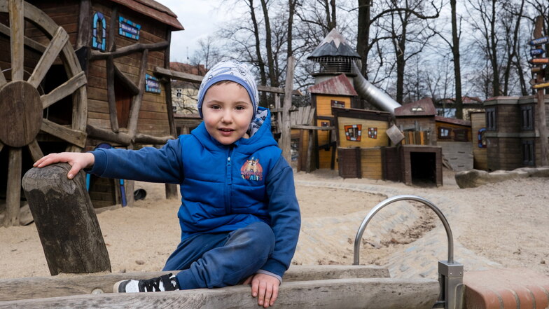 Der dreijährige Cezar spielt auf dem Spielplatz im Görlitzer Stadtpark. Bald wird der Platz umgebaut und ergänzt.