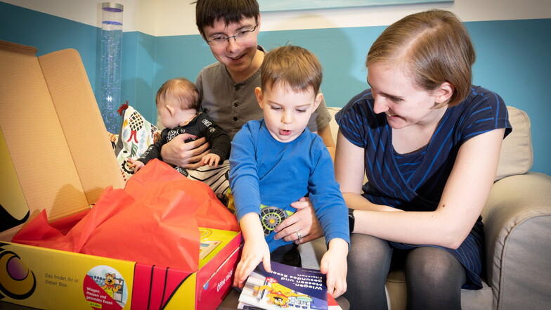 So wie der dreijährige Enyo von Mama Svenja Kühmichel und Papa Roy-Udo Heim haben sich bereits viele Kinder über die Spiele-Boxen gefreut.
