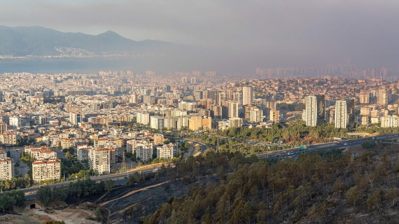 Dichter Qualm der Waldbrände über Izmir. Die Feuer haben erste Wohngebiete der türkischen Stadt erreicht.