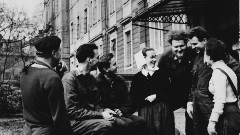 Schwester Margarete Herold mit britischen Jugendlichen aus dem Aufbaulager.
