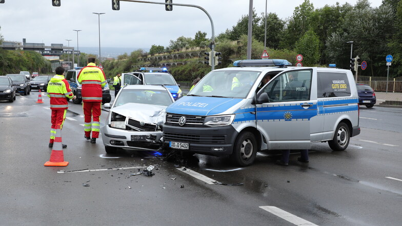 Während Einsatz: Polizeiauto stößt in Gorbitz mit Skoda zusammen