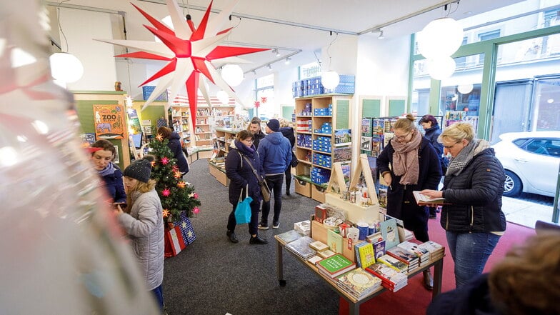 Die Comenius Buchhandlung verkauft auch Produkte der Herrnhuter Sterne GmbH.