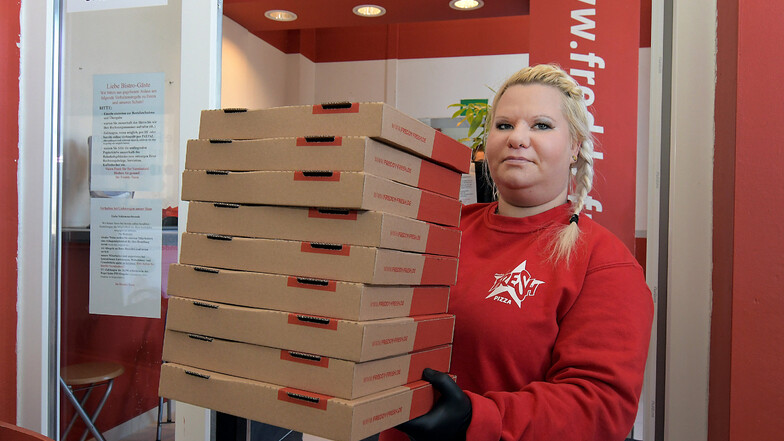 Tina Willwandt liefert auch weiterhin Pizza aus. Die Nachfrage ist jedoch nicht mehr ganz so hoch.
