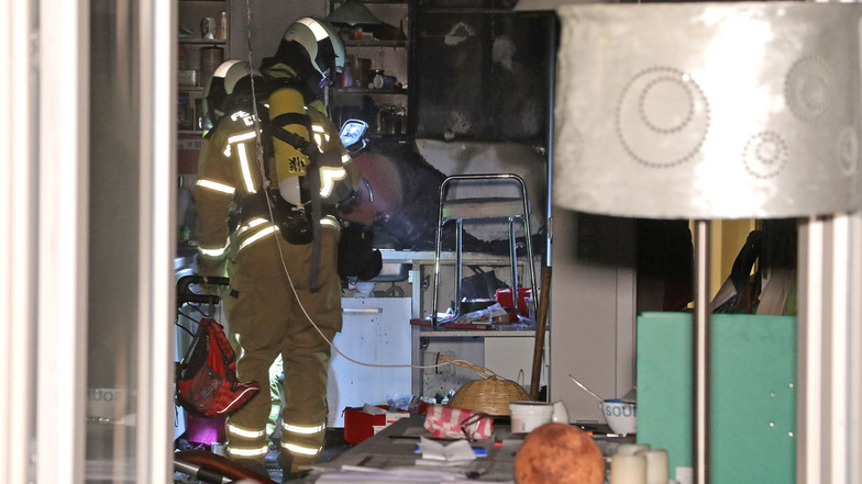Der Brand brach ersten Erkenntnissen zufolge in einer Küche aus. Die Wohnung ist derzeit unbewohnbar, heißt es von den Einsatzkräften.