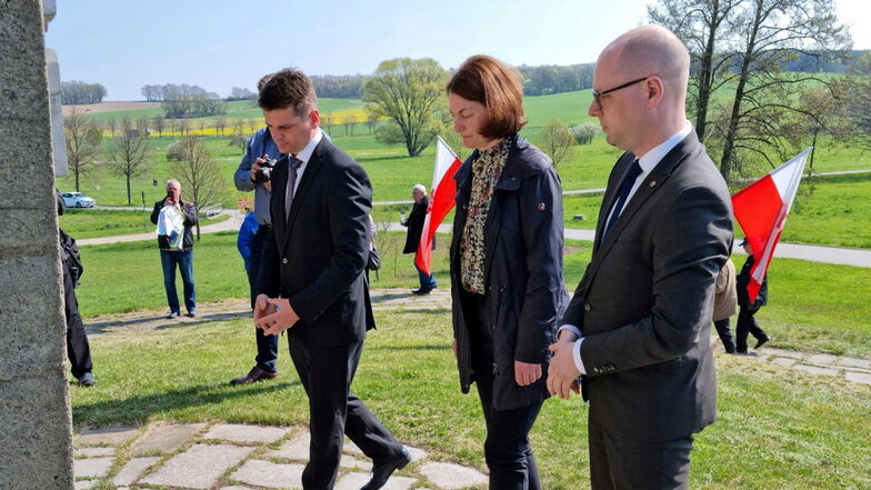 Der Crostwitz Bürgermeister Marko Klimann, Domowina-Regionalverbandsvorsitzende Diana Schäfer und Domowina-Vorsitzender Dawid Statnik (v.l.) gedenken der gefallenen polnischen Soldaten.
