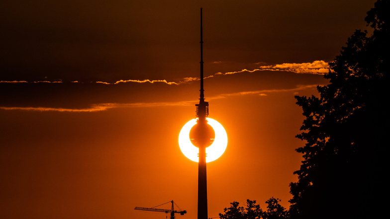 Das höchste Bauwerk Deutschlands (368 Meter bis zur Antennenspitze) war am 3. Oktober 1969 zum 20. Jahrestag der DDR (7. Oktober) eröffnet worden.