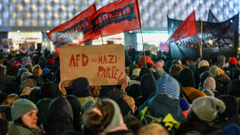 Mehrere Tausend Menschen haben am Montagabend in Leipzig gegen die AfD und die erzkonservative Werteunion demonstriert.