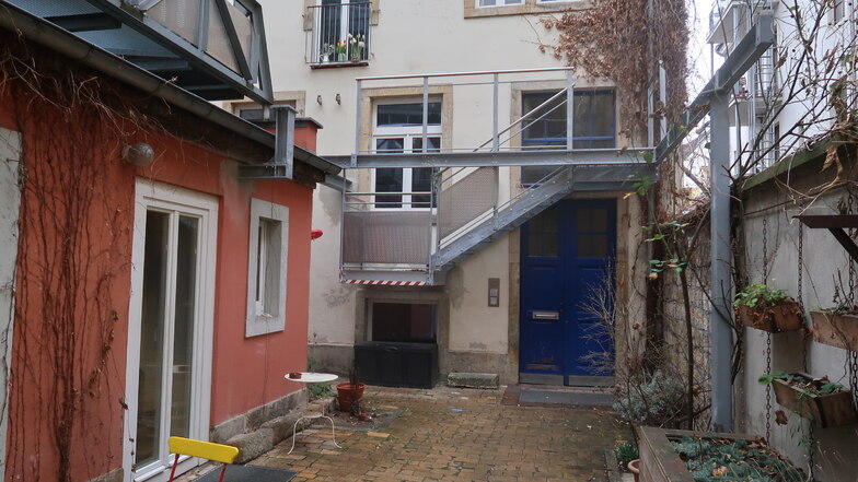 Das viele Metall an der Fassade dieses Hinterhauses in der Martin-Luther-Straße sollte einmal den Zugang von der Hochparterre-Wohnung zu einer Innenhof-Terrasse ermöglichen. Die Terrasse war ein Schwarzbau und musste wieder abgebaut werden.