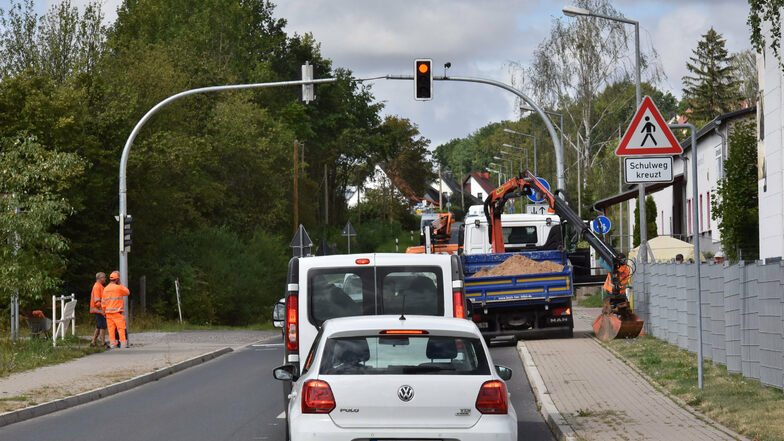 Auf der Horkenstraße Richtung Bahndamm/Kompressorenbau in Bannewitz ist eine neue Ampelanlage installiert worden, damit die Kinder sicher über die Straße zur Schule gehen können.