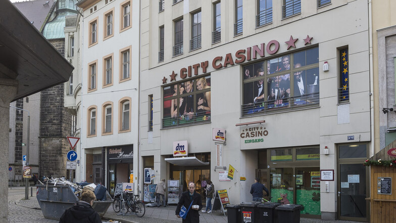 Das City-Casino am Demianiplatz in Görlitz ist seit Mittwoch geschlossen. Mit Unterstützung von Polizeibeamten hat die Landesdirektion die zuletzt noch offene Spielhalle eins geschlossen und versiegelt. Damit ist das Casino in Görlitz Geschichte.