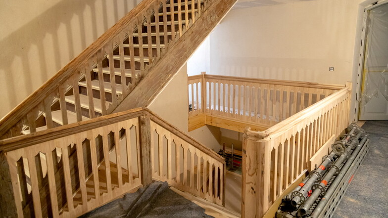 Bauliche Veränderungen gibt es beim Treppenaufgang. Das alte Geländer wurde aufgearbeitet  und strahlt nun in seiner natürlichen Holzfarbe.