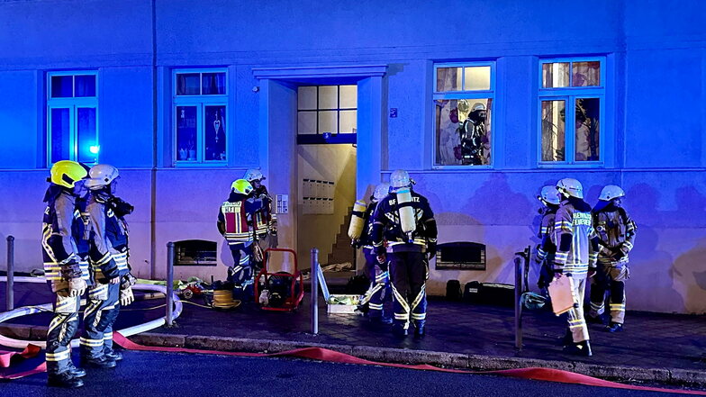 Kameraden der Görlitzer Feuerwehr sind unter Atemschutz in die Küche der Wohnung an der Biesnitzer Straße und haben das angebrannte Essen vom Elektroherd entfernt.
