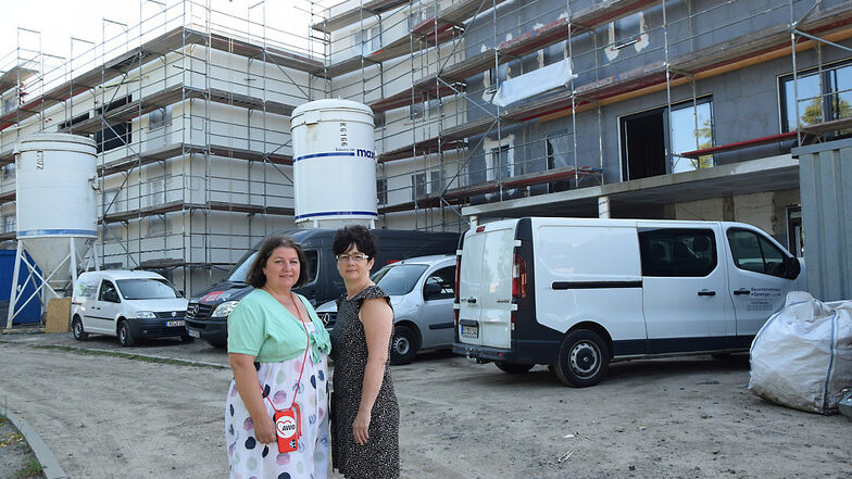 Claudia Martin-Thomschke und Manja Klimt sind die neuen Quartiersmanagerinnen und stehen hier neben dem Rohbau der künftigen Anlage Gepflegt Wohnen.