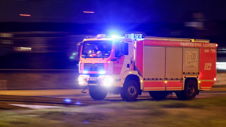 Mehrere Feuerwehren sind am späten Sonntagabend zu einer besonders drastischen Ölspur alarmiert worden.