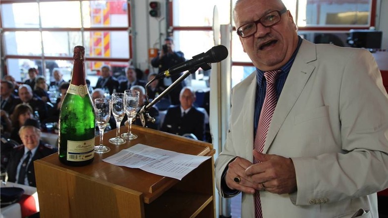 Einmalig! Wegen der Einweihungsfeier ließ sich auch Radebergs Oberbürgermeister Gerhard Lemm von "Radeberger Bier" auf Rotkäppchen Sekt umstimmen.