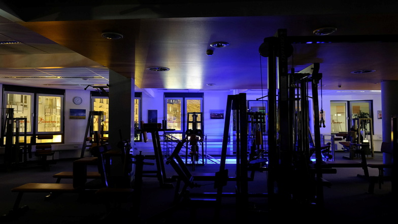 Blick in ein leeres Fitnessstudio in Leipzig
