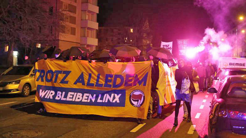 In Leipzig-Connewitz sind am Donnerstagabend rund 200 Menschen gegen "Polizeiterror" und "Staatsterrorismus" auf die Straßen gegangen.