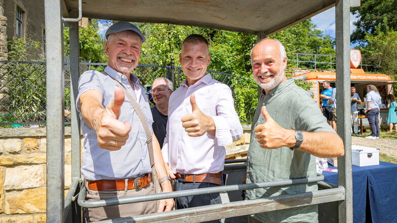 Heben gleich ab: Hartmut Gräfe (li.), ehemalige Landkreis-Denkmalbeauftragte und Königsteins Bürgermeister Tobias Kummer (Mitte) ließen sich in einem Korb in luftige Höhe heben, um das Schlossareal von oben zu sehen.