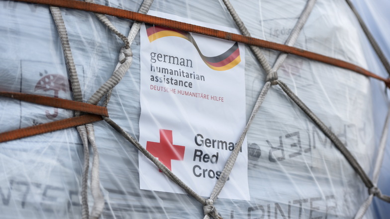 Die Pakete sind mit der Aufschrift "german humanitarian assistance" gekennzeichnet.