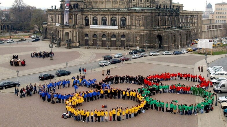 Im April 2003 bildeten Ministerien-Mitarbeiter auf dem Theaterplatz in Dresden die olympischen Ringe. Wenig später setzte sich Leipzig im nationalen Voting durch. Für die Spiele 2040 möchte Sachsen gerne ein Co-Gastgeber sein – etwa von Berlin.