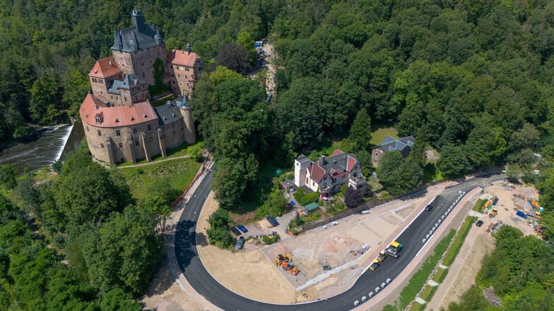 Durch die Sanierung der Kreisstraße soll die Kurve unterhalb der Burg Kriebstein entschärft werden. Die erste Asphalt-Schicht wurde bereits aufgetragen. Im August wird der Straßenbau fortgesetzt.