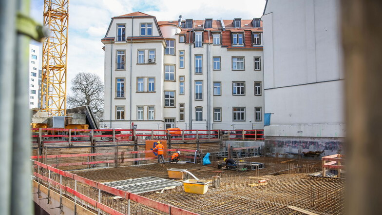 So sieht die Baustelle am Fritz-Foerster-Platz derzeit aus. Der neue Anbau soll über 100 neue Arbeitsplätze beherbergen.