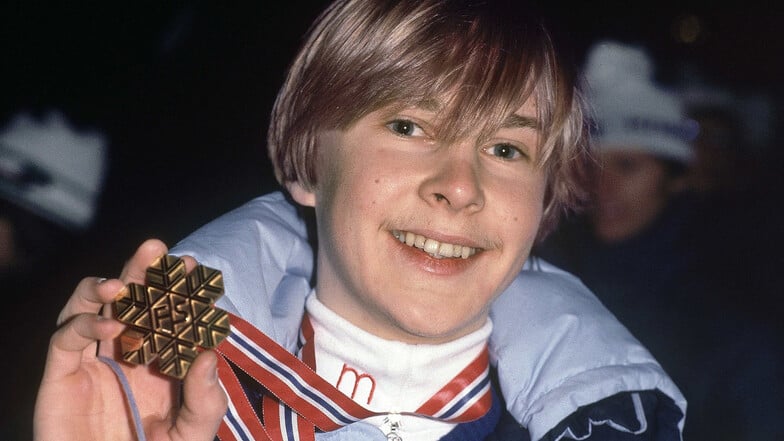 Schon mit 19 wurde er Weltmeister. Matti Nykänen zeigt am 28. Februar 1982 stolz seine Goldmedaille in die Kamera. Foto: dpa