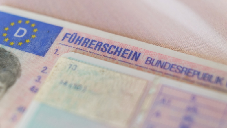 Ein ehemaliger Dresdner Anwalt hatte seinen Führerschein abgeben müssen - und wurde dann am Steuer seines BMW erwischt.