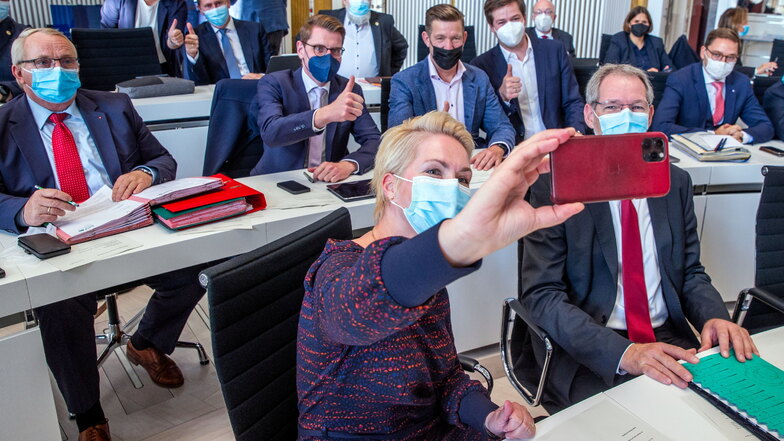 Manuela Schwesig (SPD), die Ministerpräsidentin von Mecklenburg-Vorpommern, nimmt zu Beginn der konstituierenden Sitzung des Landtags Mecklenburg-Vorpommern mit ihrem Handy ein Selfie mit Mitgliedern der SPD-Fraktion im Plenarsaal auf.