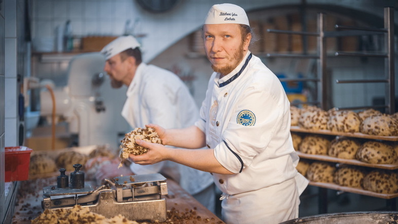 Hier reift der Stollen heran - Bäckermeister Frank Gehre bereitet sich in Dresden-Lockwitz auf die Adventssaison vor.