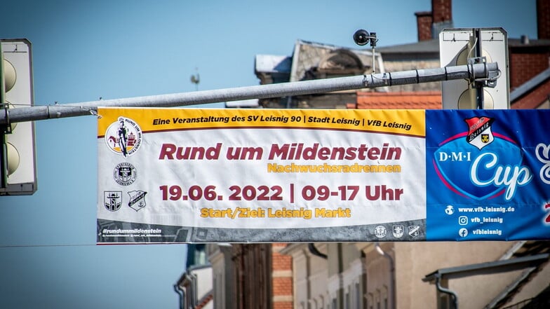 Die Banner machen auf das Radrennen "Rund um Mildenstein" aufmerksam.