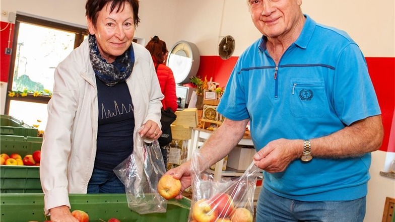 Auch Gitta Kühnel und Günter Eckardt gehörten zu den ersten Kunden. Sie haben zwar selbst einen Garten – aber ohne Apfelbäume.